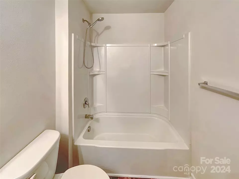 Bath - 3027 Green Apple Dr, Dallas, NC 28034 photo 2 of 5