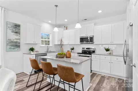 6328 Linda Vista Ln, Charlotte, NC 28216