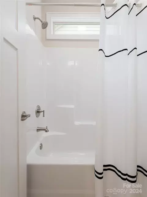 Bath - 318 Windstone Dr, Fletcher, NC 28732 photo 6 of 6