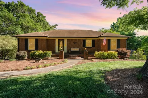 121 Scottsmoor Dr, Charlotte, NC 28214
