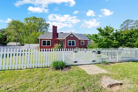 418 W Wilson Ave, Mooresville, NC 28115