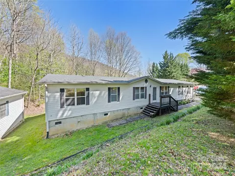 268 Powderhorn Dr, Waynesville, NC 28786