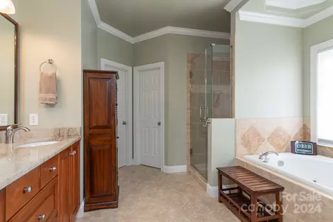 Bath - 3960 Steve Ikerd Ne Dr NE, Hickory, NC 28601 photo 2 of 4