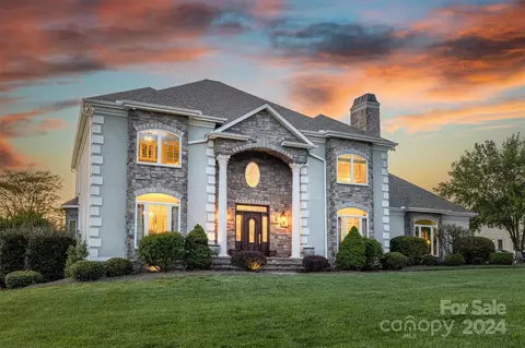 1133 N Shore Dr, Hickory, NC 28601
