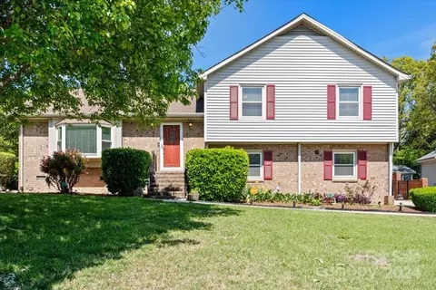 10707 Osprey Dr, Charlotte, NC 28226