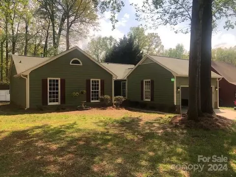 1310 Forest Wood Dr, Matthews, NC 28105