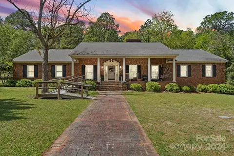 505 Bauersfeld St, Hamlet, NC 28345