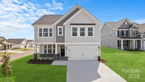 489 Fox Cove Rd, Hendersonville, NC 28792