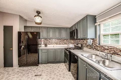 121 Clarktown Dr, Mooresville, NC 28115