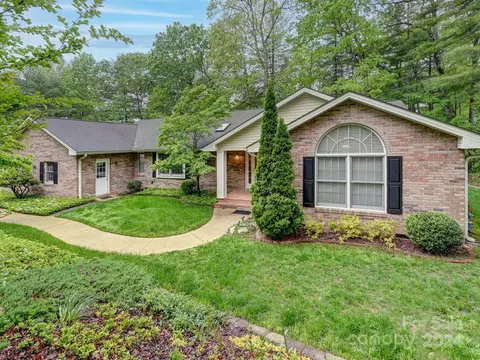 2069 Deep Woods Dr, Hendersonville, NC 28739