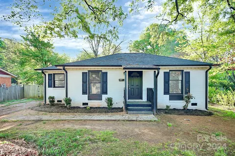 806 Farmcrest Dr, Charlotte, NC 28206