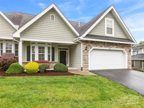 20 Muir Ln, Hendersonville, NC 28791