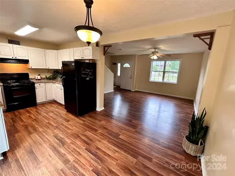 Living - 214 Baxter St, Morganton, NC 28655 photo 2 of 5