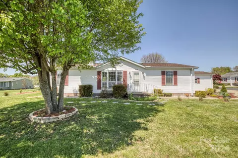 305 Riverwind Dr, Hendersonville, NC 28739
