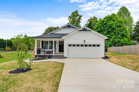 1206 Hillsboro Ct, Lenoir, NC 28645