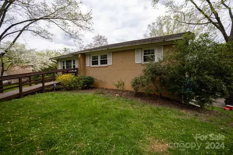 8 Sunset Ln, Swannanoa, NC 28778