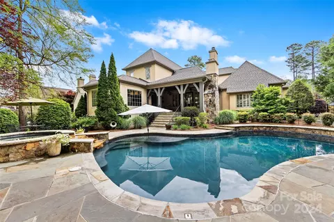 9015 Pine Laurel Dr, Matthews, NC 28104