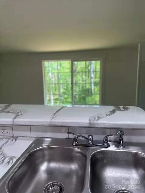 Bath - 271 W Grayson St, Marion, NC 28752 photo 5 of 7