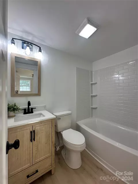 Bath - 271 W Grayson St, Marion, NC 28752 photo 1 of 7