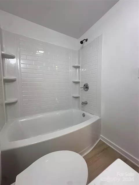 Bath - 271 W Grayson St, Marion, NC 28752 photo 3 of 7