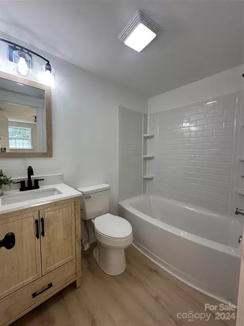 Bath - 271 W Grayson St, Marion, NC 28752 photo 2 of 7