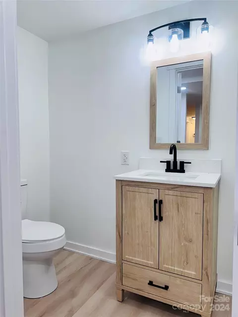 Bath - 271 W Grayson St, Marion, NC 28752 photo 6 of 7
