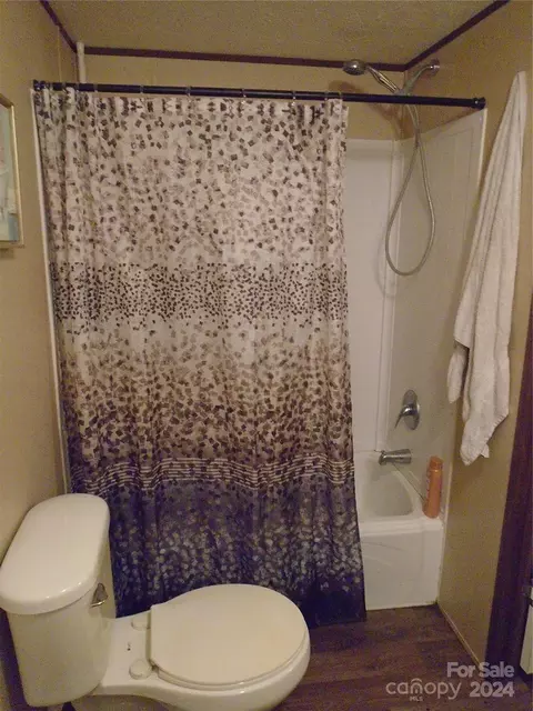 Bath - 1990 Benny Dr, Conover, NC 28613 photo 2 of 3