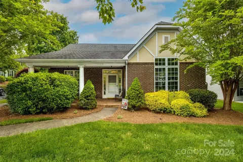 13040 Park Crescent Cir, Pineville, NC 28134