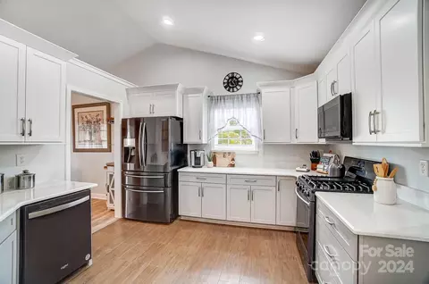 Kitchen - 12751 Hill Pine Rd, Midland, NC 28107 photo 3 of 4