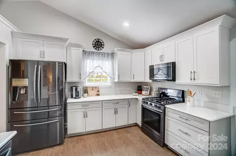 Kitchen - 12751 Hill Pine Rd, Midland, NC 28107 photo 4 of 4