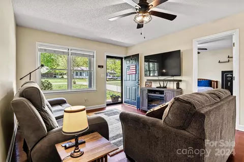 3334 Danial St, Conover, NC 28613 photo 4