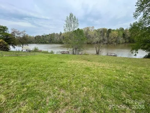15 Lake St, Granite Falls, NC 28630