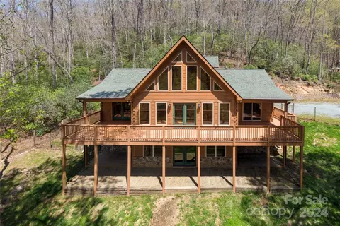 489 Mullinax Cove Rd, Horse Shoe, NC 28742
