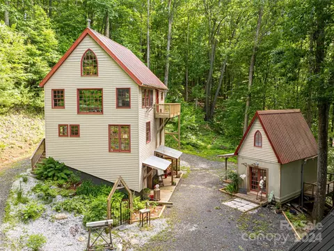 174 Stone Crossing Ln, Bakersville, NC 28705