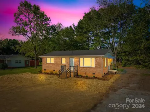 210 Brookfield Dr, Statesville, NC 28625