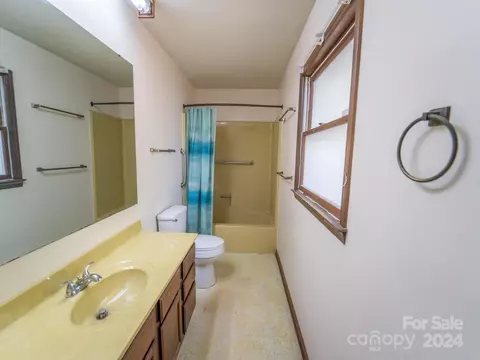 Bath - 220 Stonebrook Dr, Hendersonville, NC 28791 photo 1 of 3