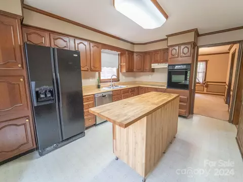 Kitchen - 220 Stonebrook Dr, Hendersonville, NC 28791 photo 2 of 5