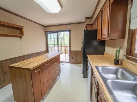 Kitchen - 220 Stonebrook Dr, Hendersonville, NC 28791 photo 4 of 5