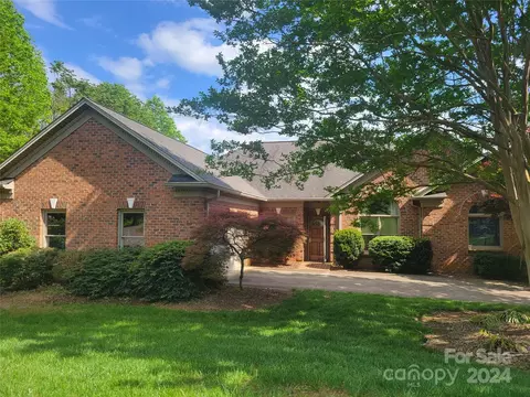 105 Pleasant Point Dr, Hickory, NC 28601