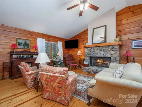 Living - 535 Glen Echo Cir, Saluda, NC 28773 photo 2 of 3