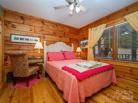 Bedroom - 535 Glen Echo Cir, Saluda, NC 28773 photo 3 of 4