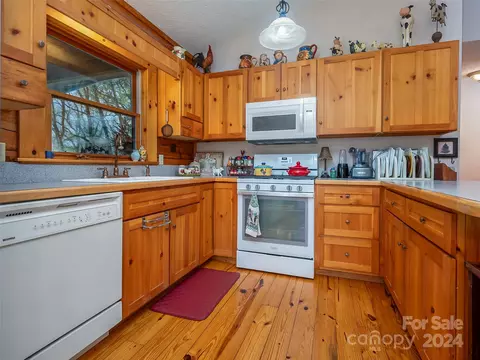 Kitchen - 535 Glen Echo Cir, Saluda, NC 28773 photo 3 of 3