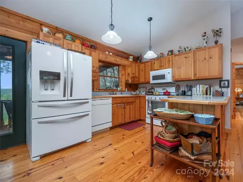 Kitchen - 535 Glen Echo Cir, Saluda, NC 28773 photo 2 of 3