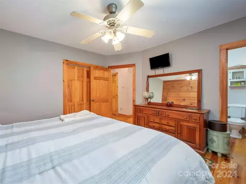 Bedroom - 535 Glen Echo Cir, Saluda, NC 28773 photo 2 of 4