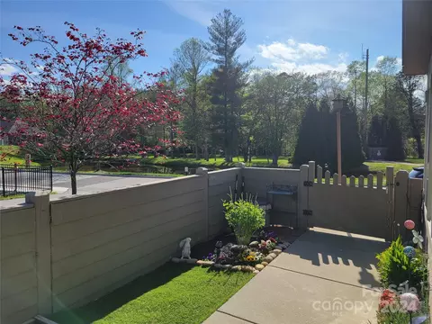 437 Summerfield Pl, Flat Rock, NC 28731 photo 3