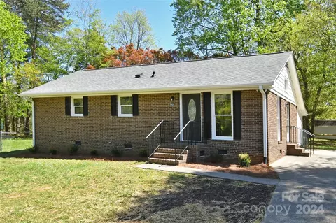 5400 Yadkinville Rd, Pfafftown, NC 27040