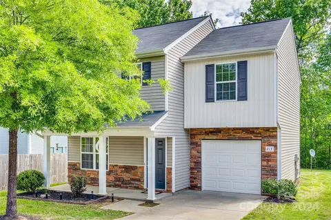 213 Ravenridge Ct, Charlotte, NC 28216