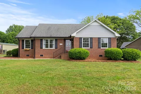 104 Hedgestone Dr, Gastonia, NC 28056
