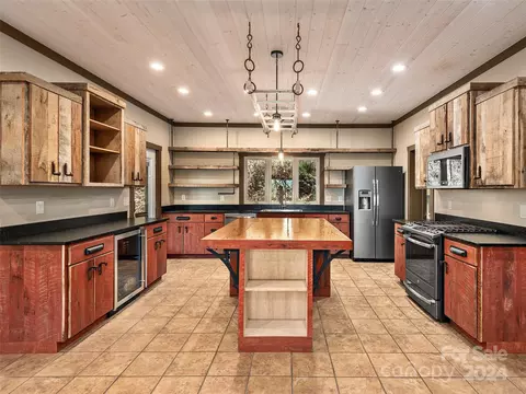 Kitchen - 334 Flat Top Mountain Rd, Fairview, NC 28730 photo 3 of 4