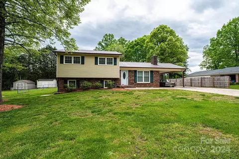 1661 Tanglewood Dr, Hickory, NC 28601
